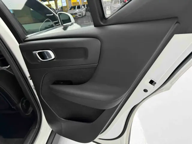 Volvo XC40 — Фото автомобиля 3