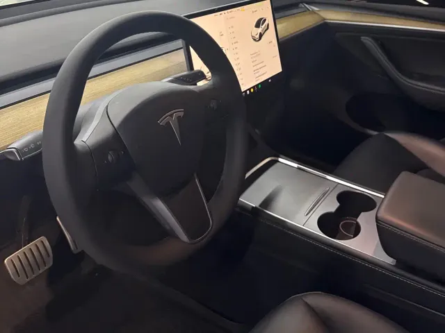 Tesla Model Y — Фото автомобиля 16