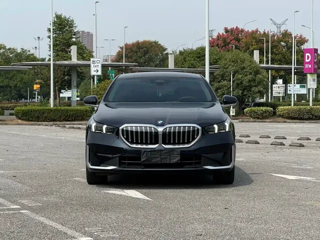 BMW 5 Series — Фото автомобиля 2