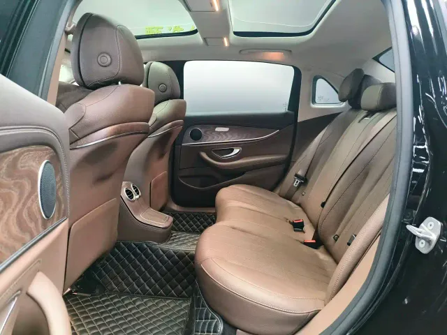 Mercedes-Benz E-Class — Фото автомобиля 8
