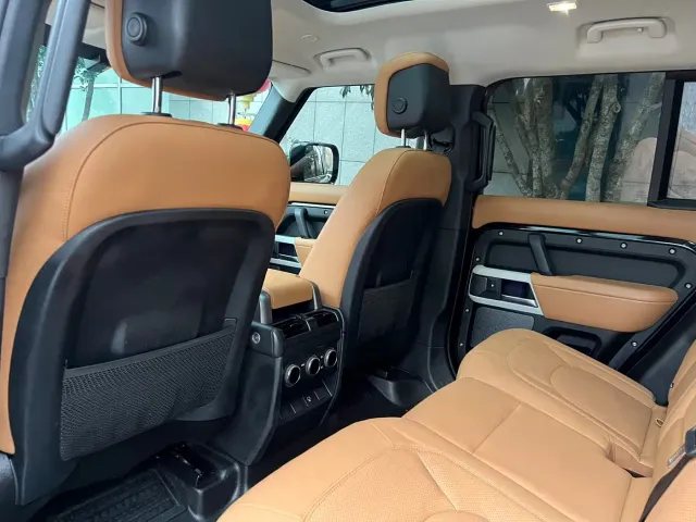 Land Rover Defender — Фото автомобиля 11