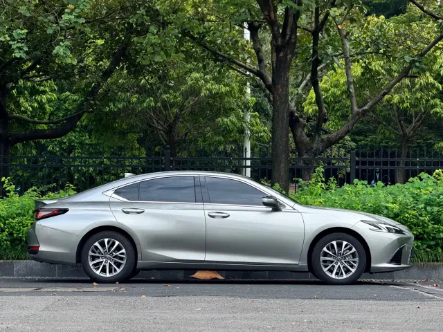 Lexus ES — Фото автомобиля 4