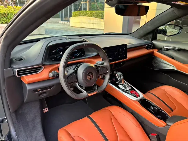 Lotus Emira — Фото автомобиля 6
