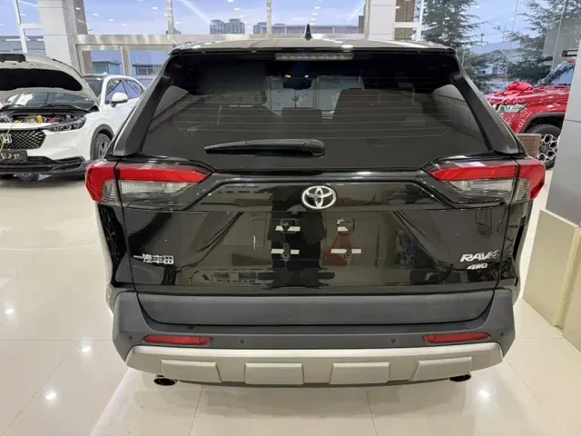 Toyota RAV4 — Фото автомобиля 8