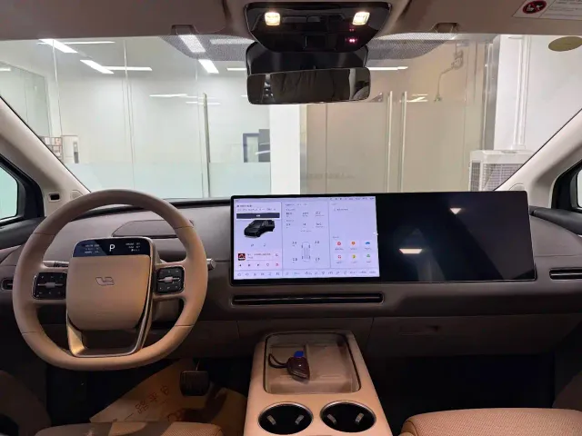 Li Auto i8 — Фото автомобиля 17