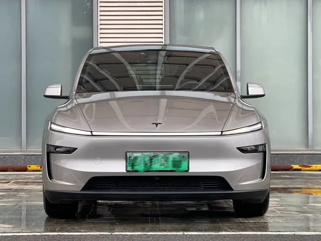 Tesla Model Y L — Фото автомобиля 2