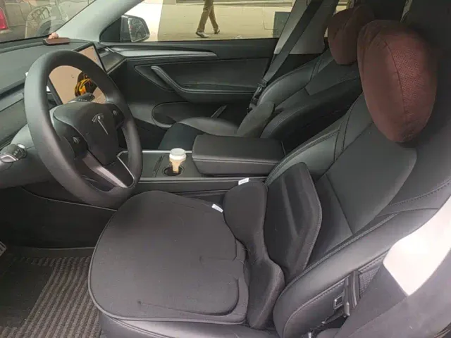 Tesla Model Y — Фото автомобиля 14