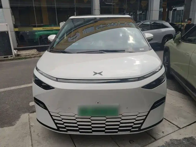 Xpeng X9 — Фото автомобиля 2