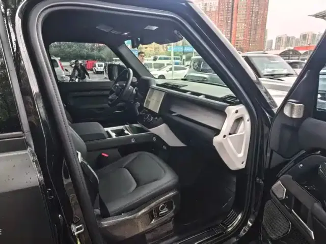 Land Rover Defender — Фото автомобиля 12