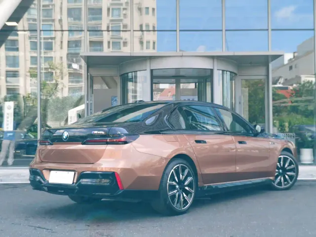 BMW i7 M70L — Фото автомобиля 5