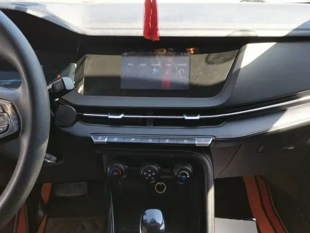 Changan CS15 — Фото автомобиля 12