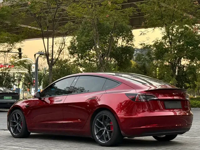 Tesla Model 3 — Фото автомобиля 7