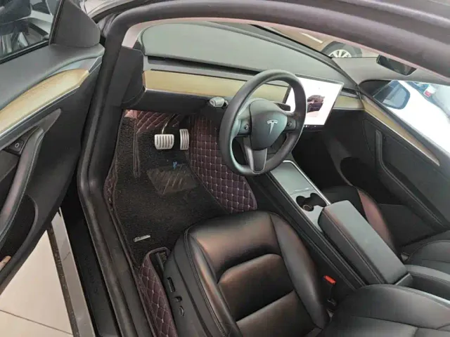Tesla Model Y — Фото автомобиля 15