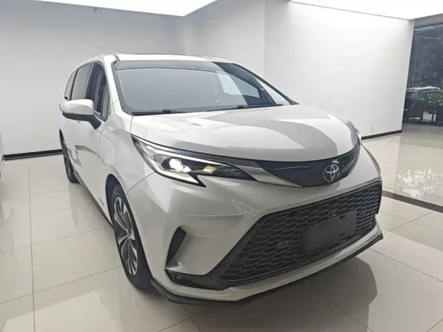 Toyota Granvia 2022 2.5L Hybrid Premium Edition — Фото автомобиля 3