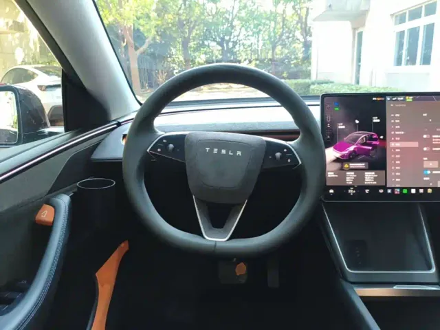Tesla Model Y — Фото автомобиля 10