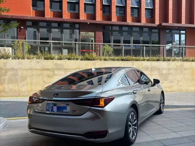 Lexus ES — Фото автомобиля 9