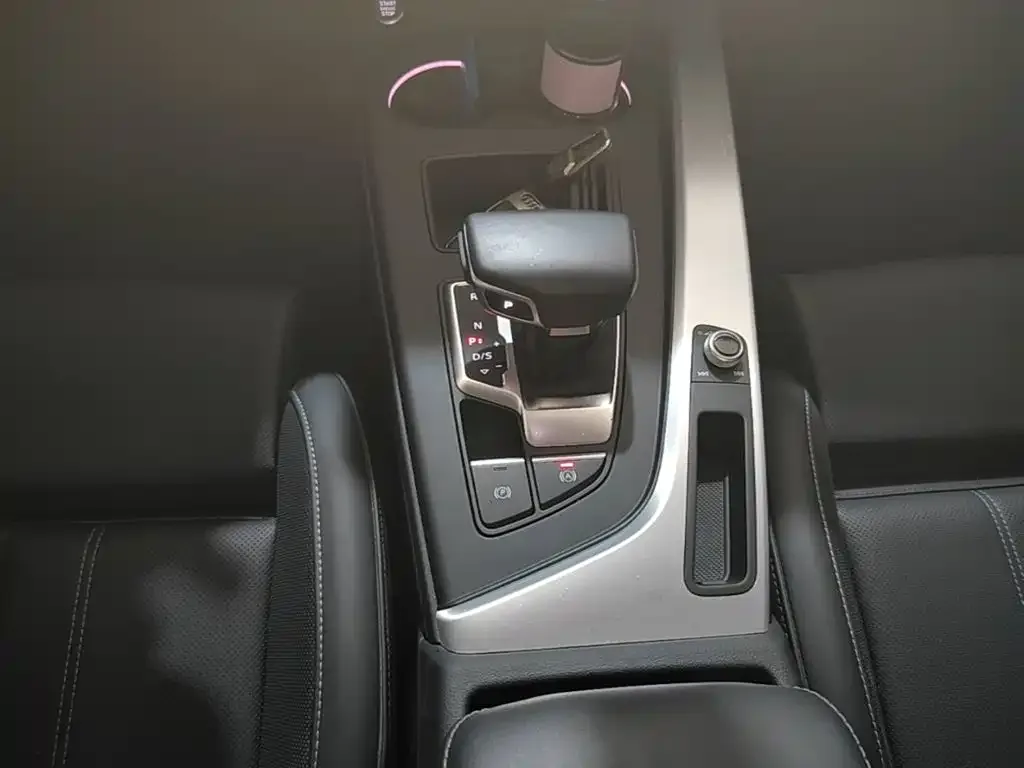 Audi Audi A4L 2025 2 Million Celebration Edition 40 TFSI Fashion Dynamic — Фото автомобиля 13