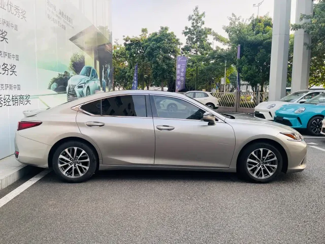 Lexus ES — Фото автомобиля 12