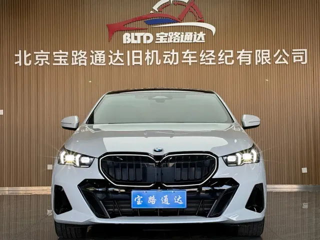 BMW 5 Series — Фото автомобиля 2