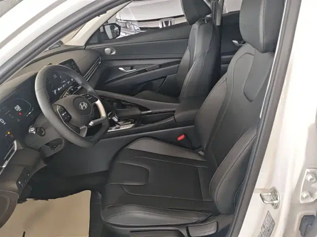 Hyundai Elantra — Фото автомобиля 14