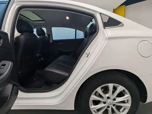Roewe i5 — Фото автомобиля 10