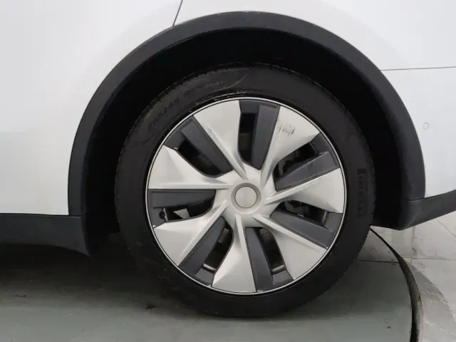 Tesla Model Y — Фото автомобиля 18