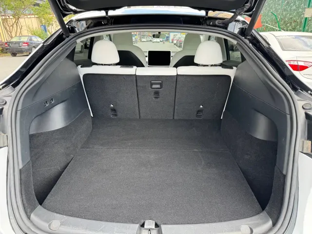 Tesla Model Y — Фото автомобиля 12