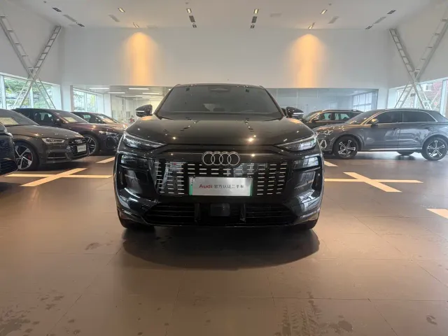 Audi Q6L e-tron — Фото автомобиля 2