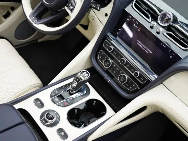 Bentley Bentayga — Фото автомобиля 19