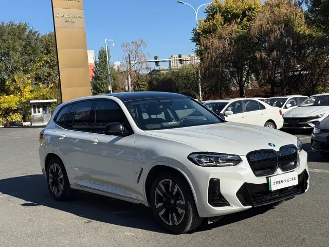 BMW iX3 — Фото автомобиля 3