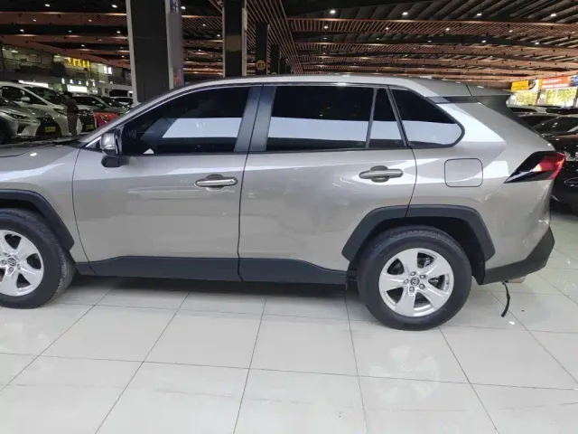 Toyota RAV4 — Фото автомобиля 9