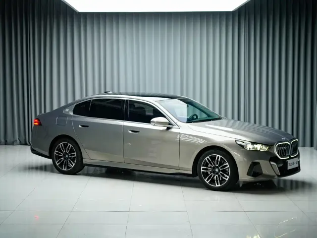 BMW 5 Series — Фото автомобиля 3