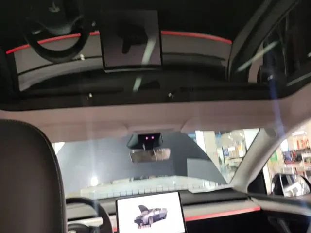 Tesla Model Y — Фото автомобиля 17