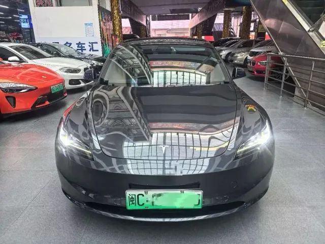 Tesla Model 3 — Фото автомобиля 2