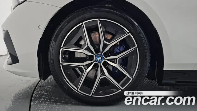 BMW i5 G60 — Фото автомобиля 5