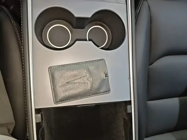 Tesla Model Y — Фото автомобиля 8