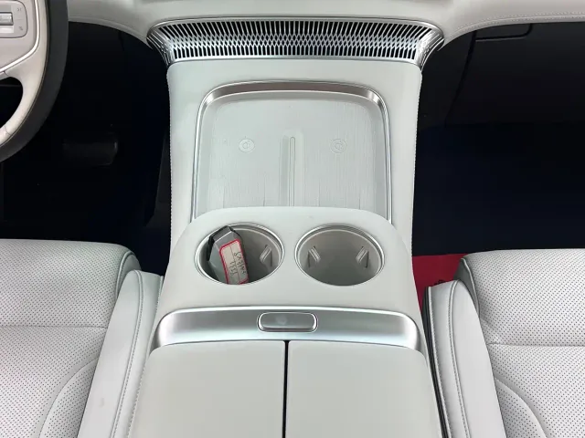 Xpeng X9 — Фото автомобиля 26