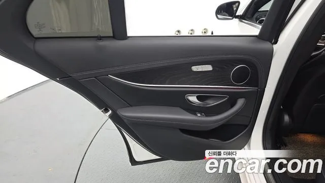 Mercedes-Benz E-Class — Фото автомобиля 24