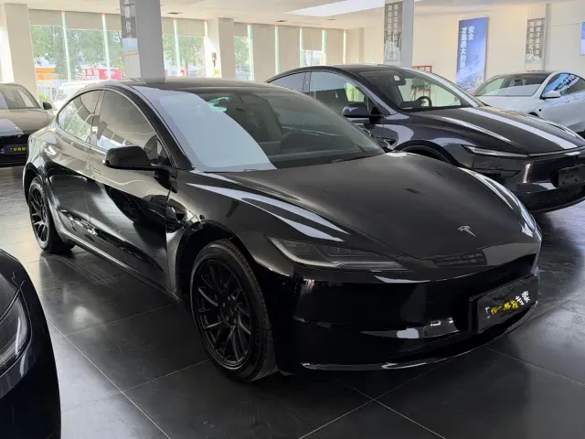 Tesla Model 3 — Фото автомобиля 3