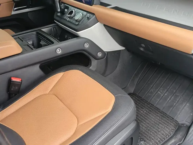 Land Rover Defender — Фото автомобиля 14