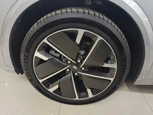 Li Auto L8 — Фото автомобиля 22