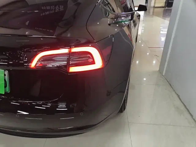 Tesla Model 3 — Фото автомобиля 7