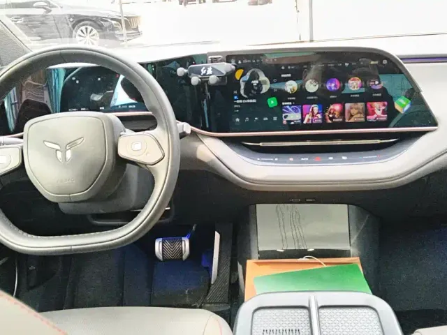 Hongqi EH7 — Фото автомобиля 12