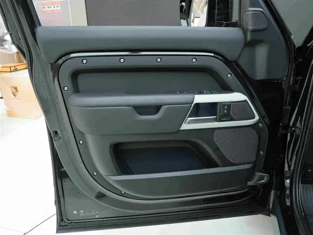 Land Rover Defender — Фото автомобиля 14