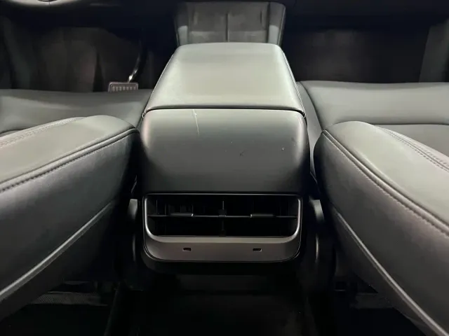 Tesla Model Y — Фото автомобиля 9