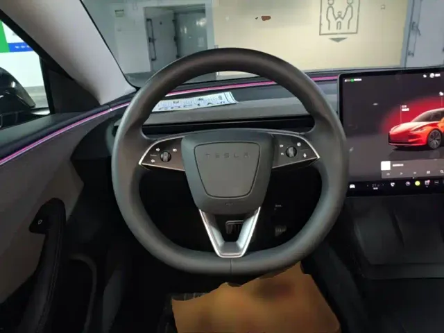 Tesla Model 3 — Фото автомобиля 10