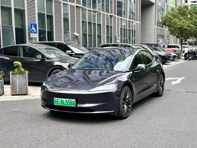 Фотография автомобиля — Tesla Model 3