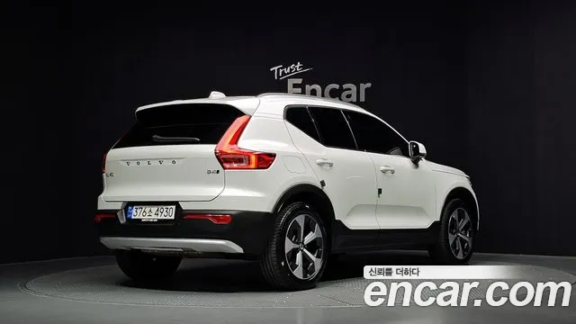 Volvo XC40 — Фото автомобиля 2
