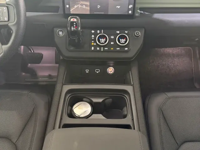 Land Rover Defender — Фото автомобиля 16