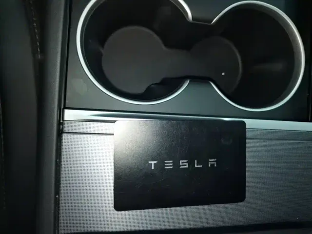 Tesla Model Y — Фото автомобиля 8